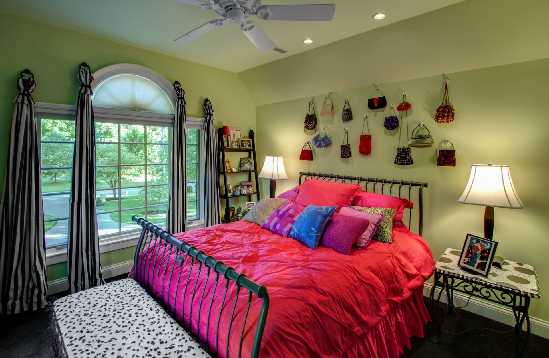 interior habitación apartamento cama almohadas rosa diseño comodidad bolsos ventana lámpara fondo papel pintado