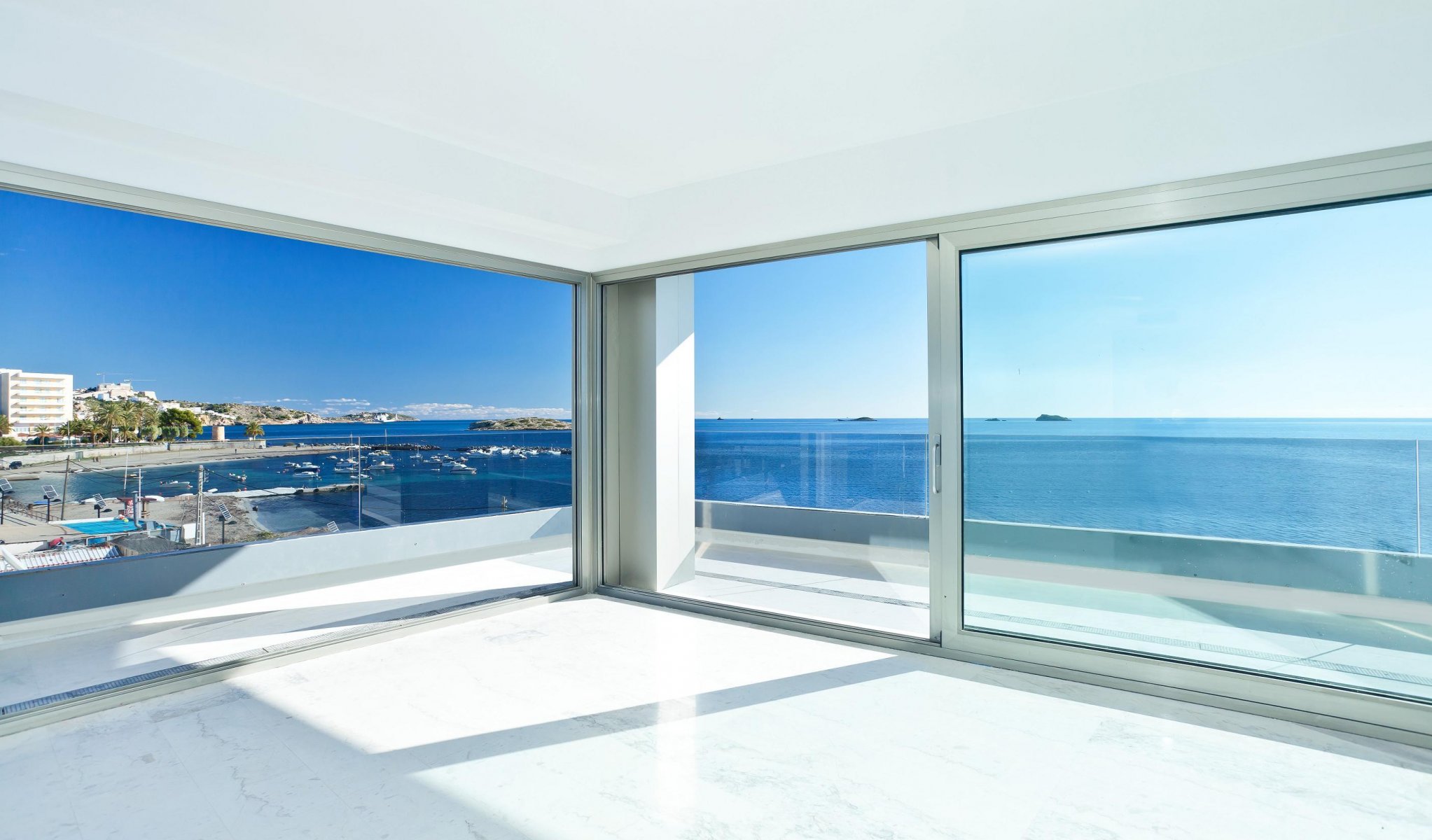 interieur stil design resort haus wohnraum terrasse glas luxusapartment ibiza