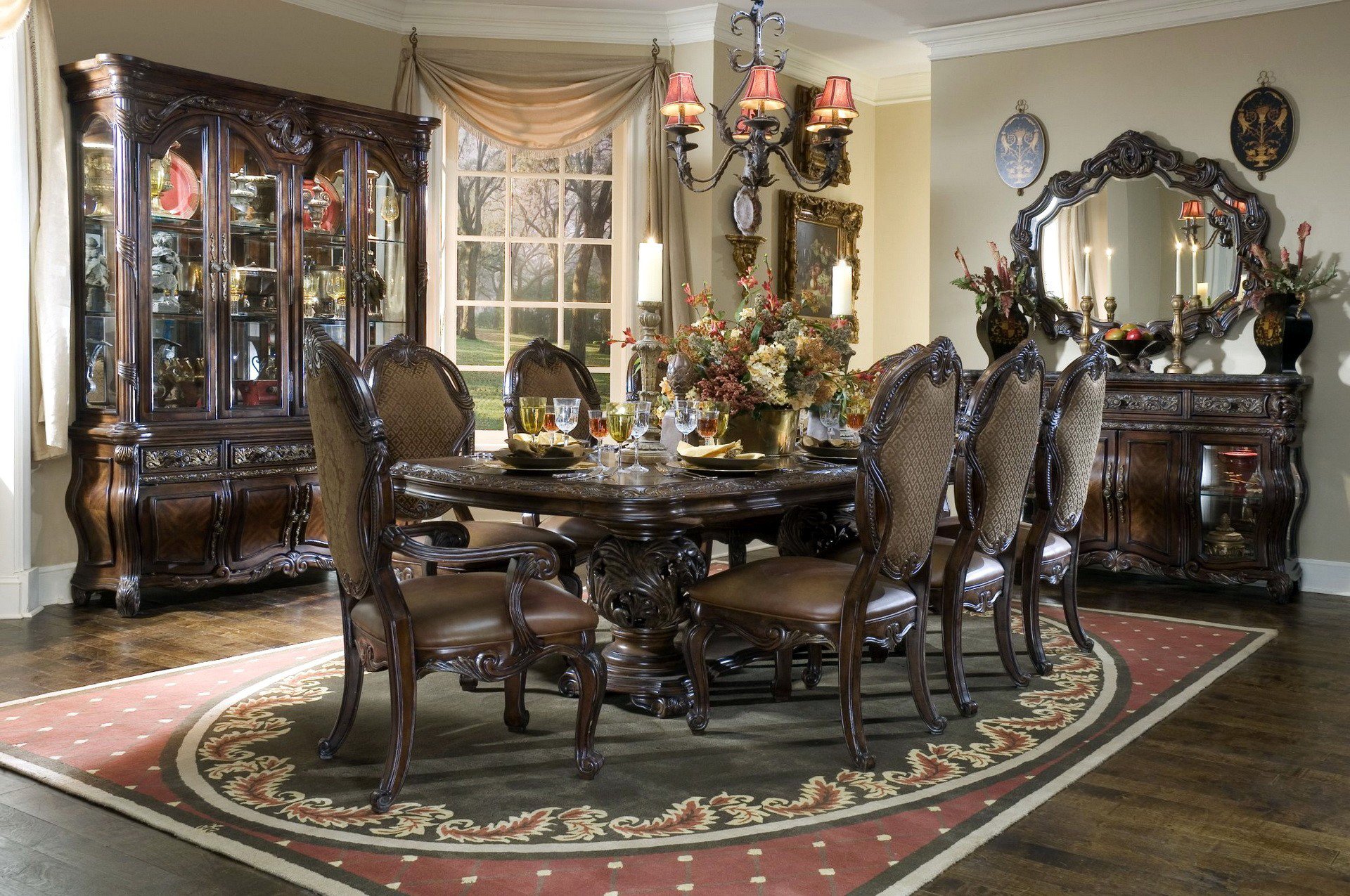 intérieur maison comnota table chaises lustre miroir fleurs fenêtre