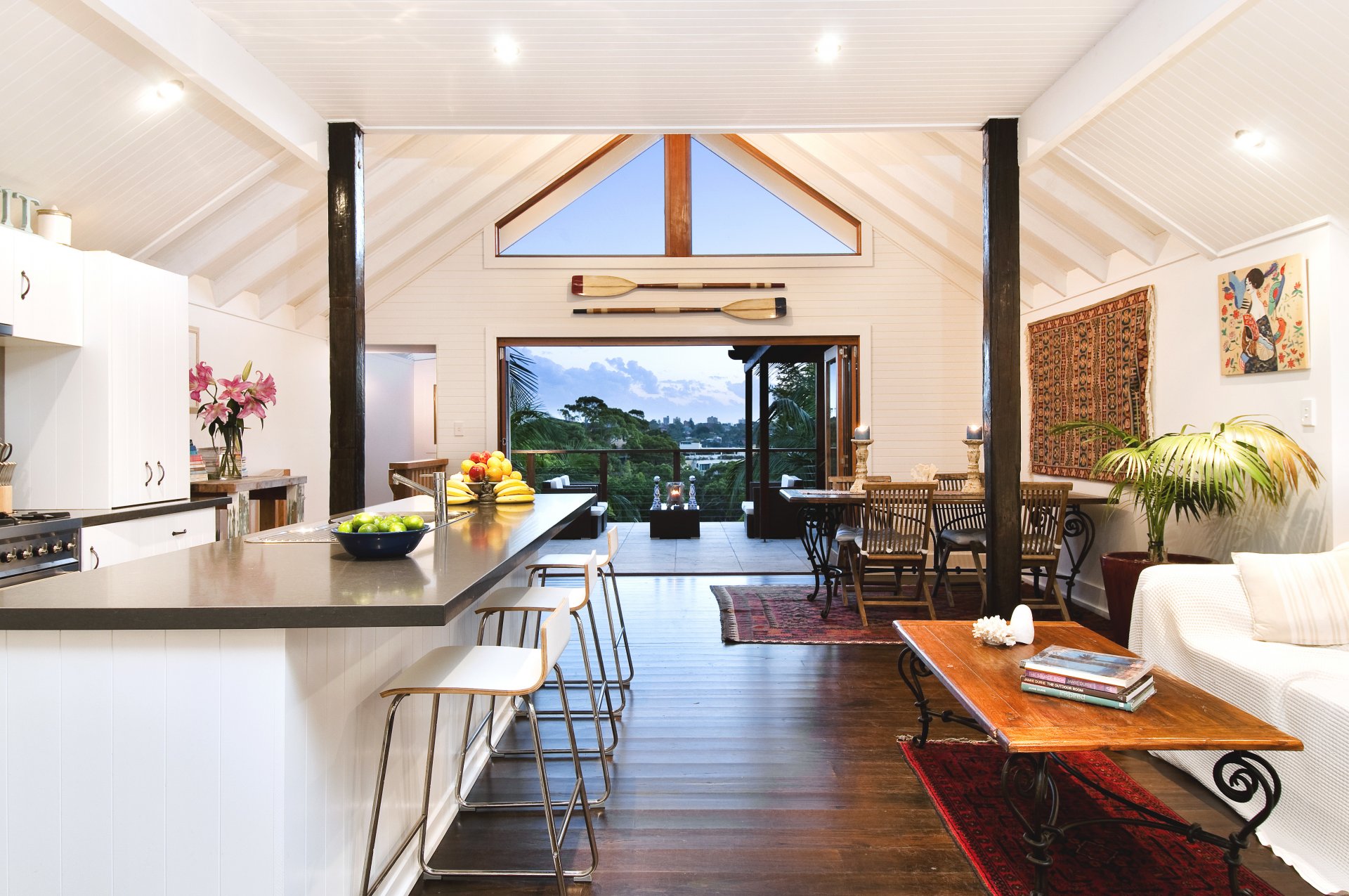 intérieur maison cuisine table canapé fauteuils balcon fenêtre arbres