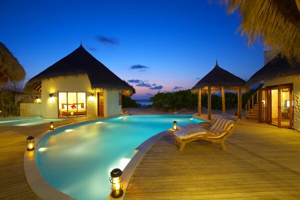 Piscine près de la maison, vacances aux Maldives