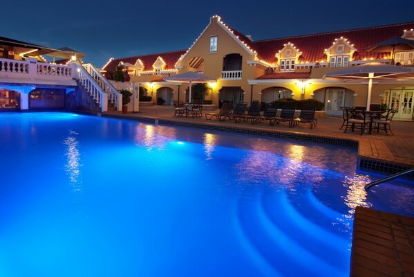 Terrazze in hotel con una grande piscina