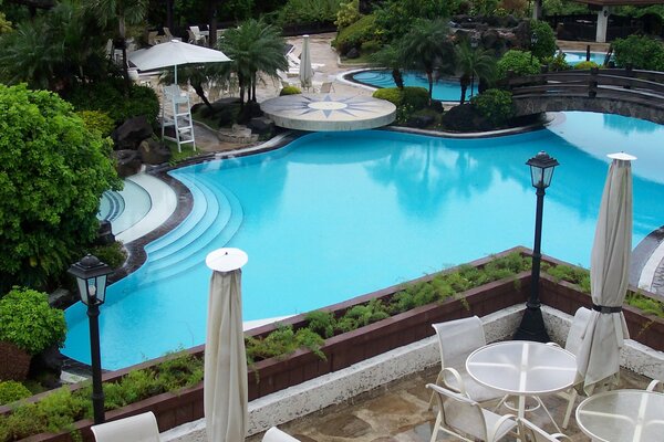 Relaxation area with pool view