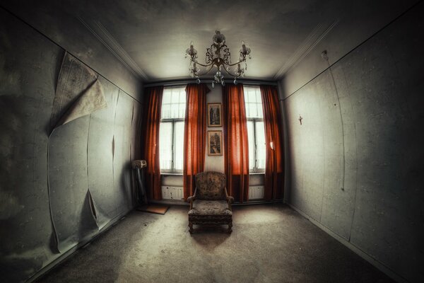 Vista de una habitación abandonada en las ventanas