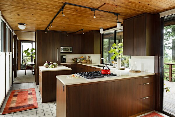 Cocina marrón con techo de madera