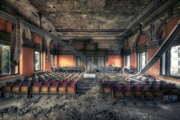 Une salle sombre et ruinée avec des fauteuils