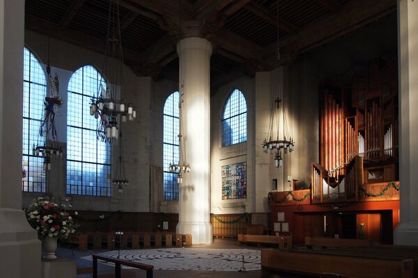 Sala de órgano con columnas y candelabros