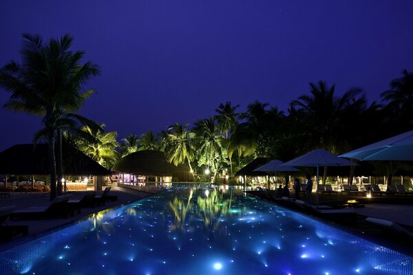 Por la noche en Maldivas piscina desierta