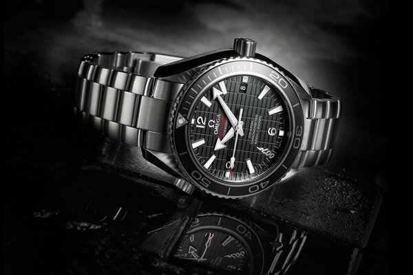 Foto en blanco y negro del reloj Omega