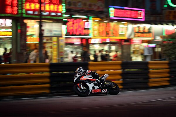 Sportbike en mouvement dans les rues chinoises