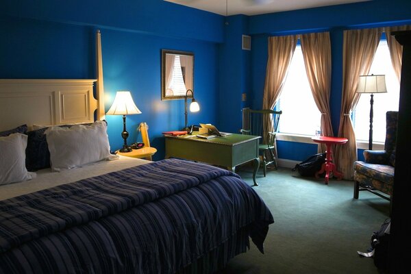 Chambre dans des couleurs chaudes et sombres