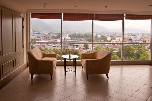 Interior de la sala de estar con ventanas panorámicas