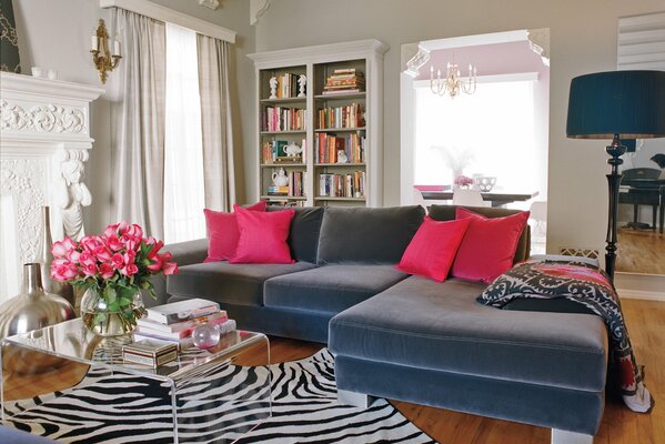 Sala de estar con Sofá gris y almohadas Rosadas