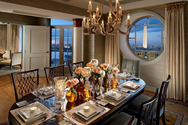 Salle à manger avec belle table et vue depuis la fenêtre