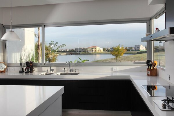 Diseño de cocina con vistas al río