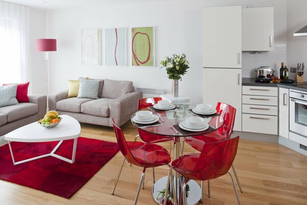 Intérieur de la salle de séjour dans des tons rouges et blancs