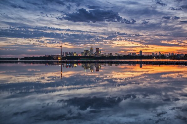 Ciel et mer au coucher du soleil de la ville