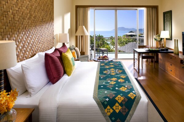 El interior de un dormitorio o habitación de hotel con vistas a la montaña