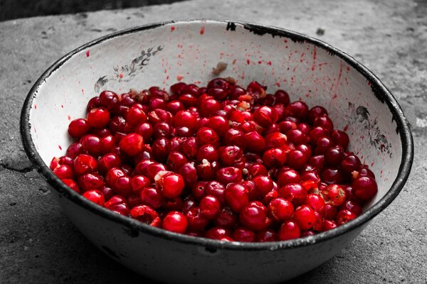 Wir kochen Kirschmarmelade ohne Knochen im Becken