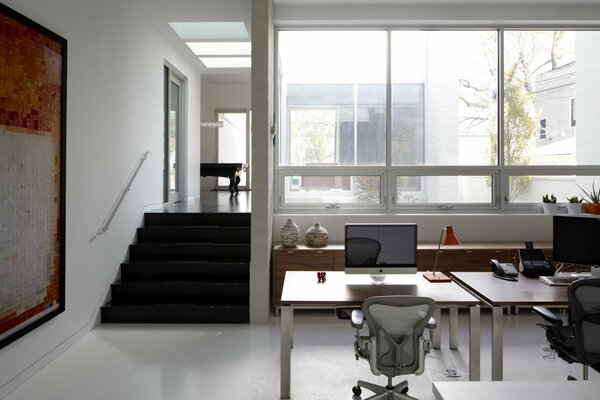 Bureau à domicile avec vue sur la fenêtre