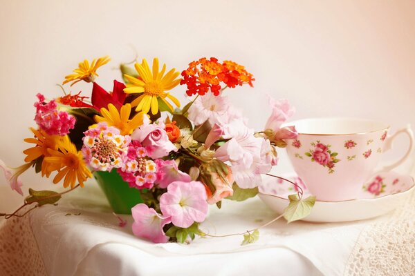 Cup with napkin and bouquet with elena di guardo