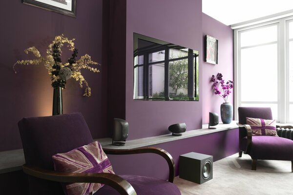 Purple color in the interior of the apartment