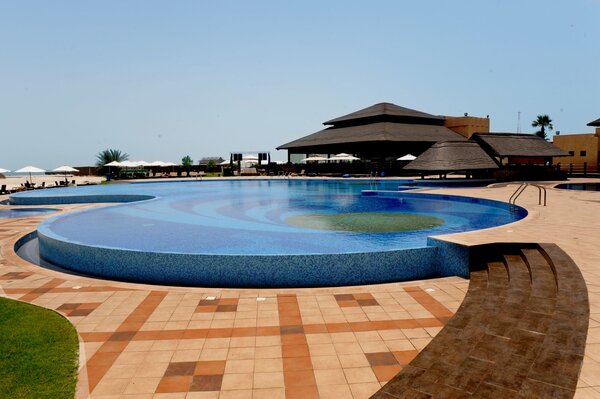 Round pool with bar, beach and shizlong