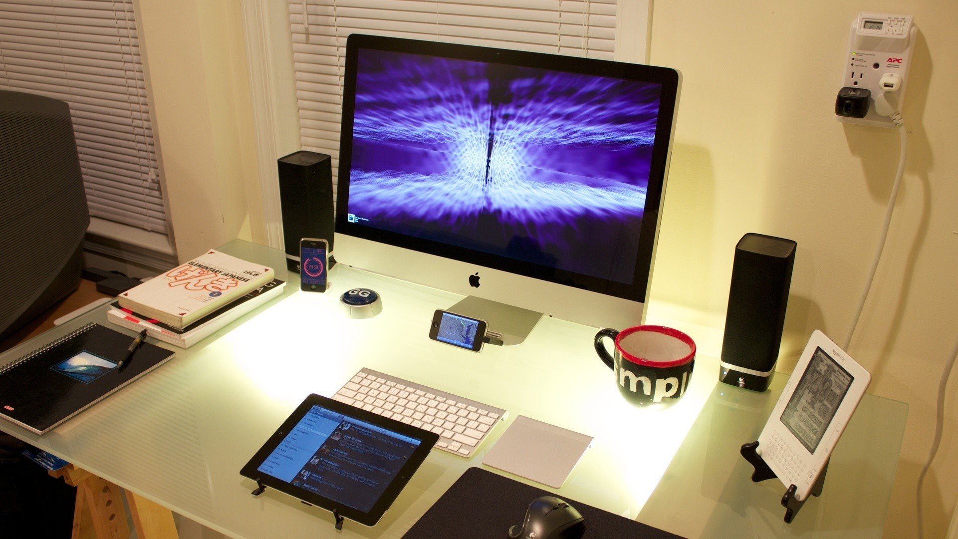 cool desktop iphone ipod book telefon.gadzhet monitor table furniture