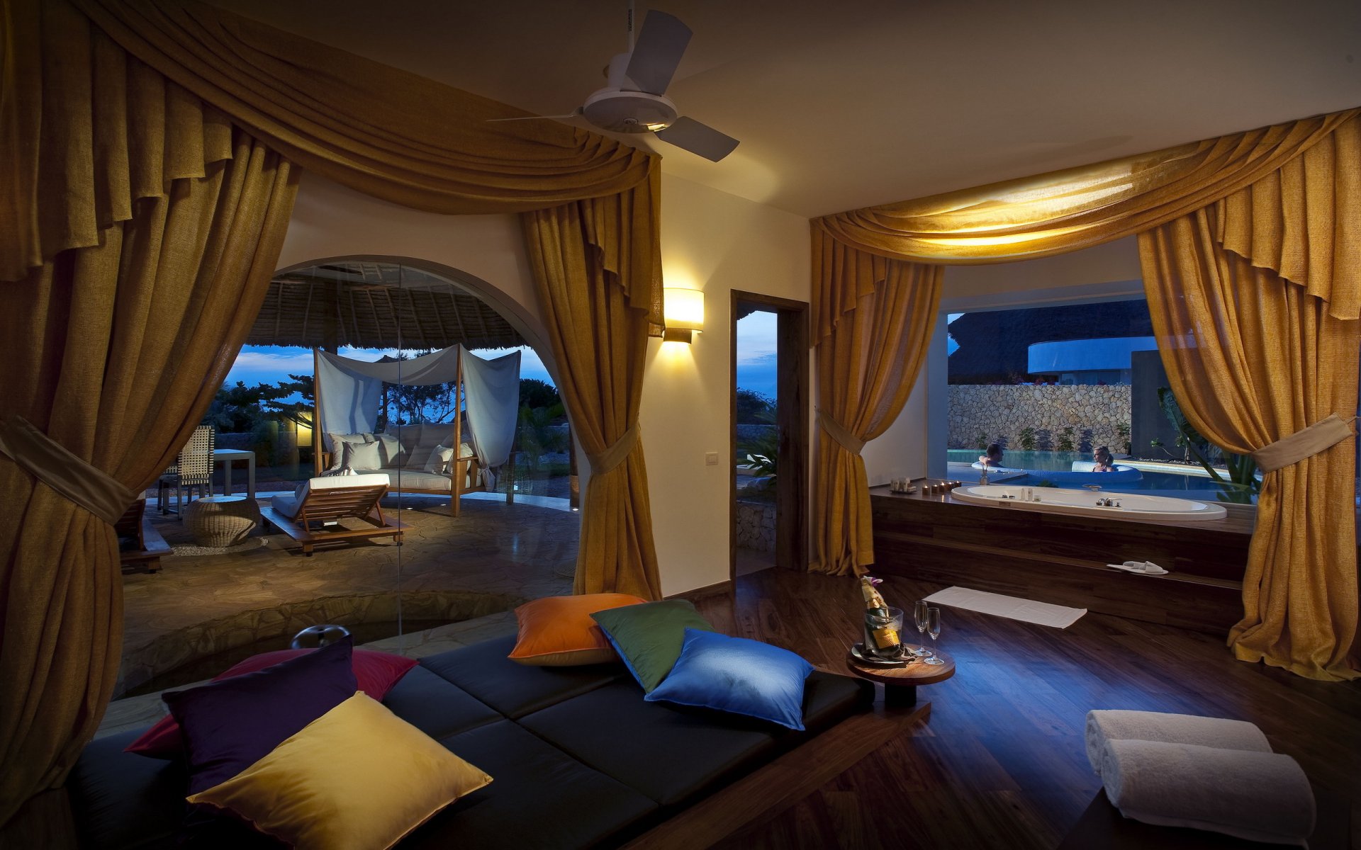 intérieur chambre salle de bain rideaux jaune coussins multicolores grandes fenêtres champagne piscine personnes deux dans le jacuzzi soirée