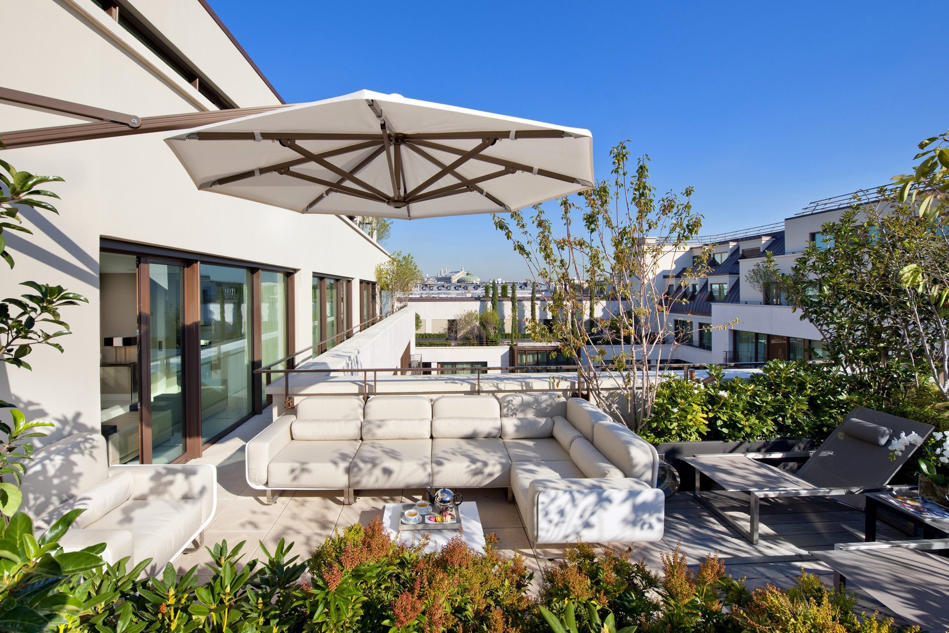 intérieur extérieur penthouse auvent canapé blanc canapé table petit déjeuner fleurs arbres