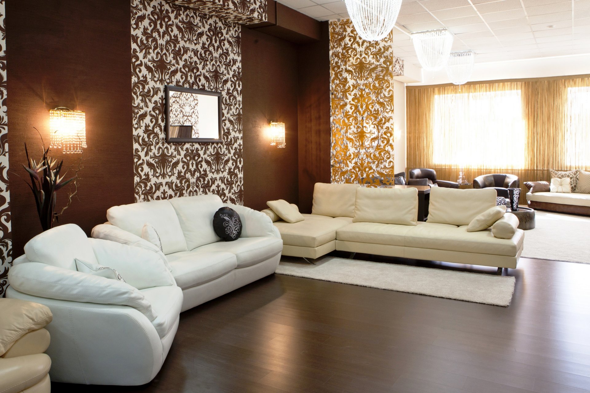 intérieur style design beige brun salon canapé blanc fauteuil coussins lampes parquet bois