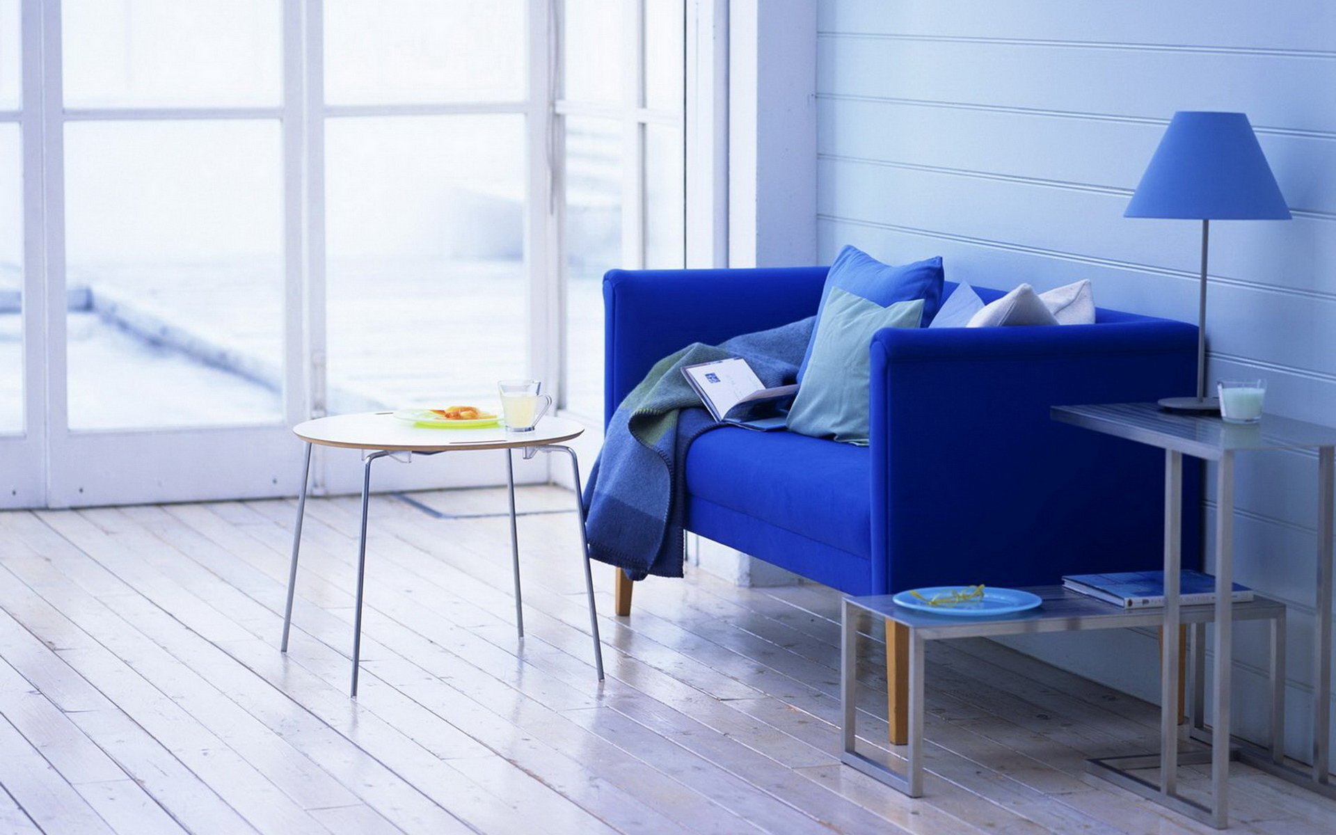 intérieur chambre appartement design style chaise canapé bleu tasse tasse lait assiette oreillers livre nourriture table lampe magazine fenêtre