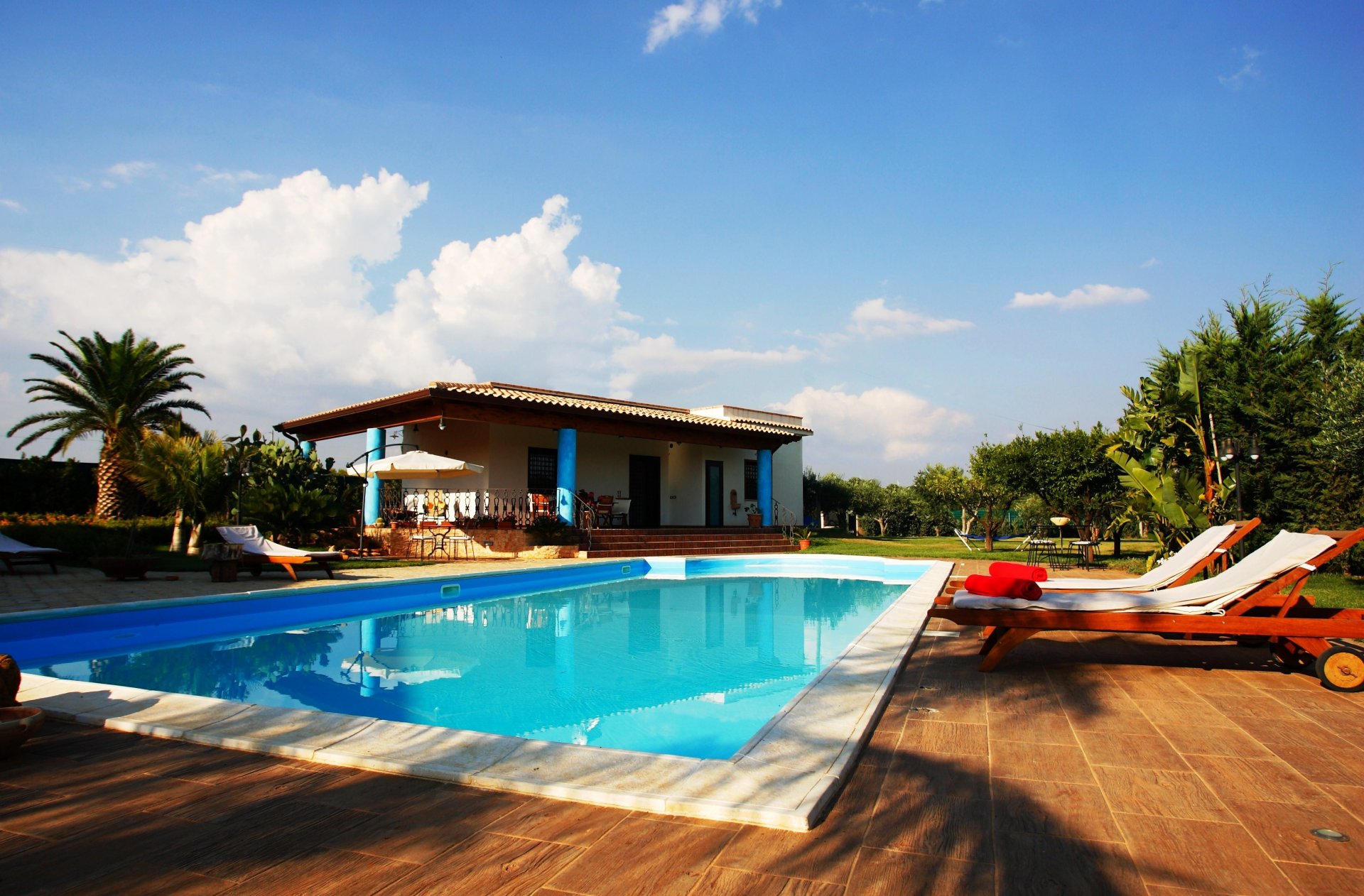 intérieur design piscine eau chaises longues ciel nuages