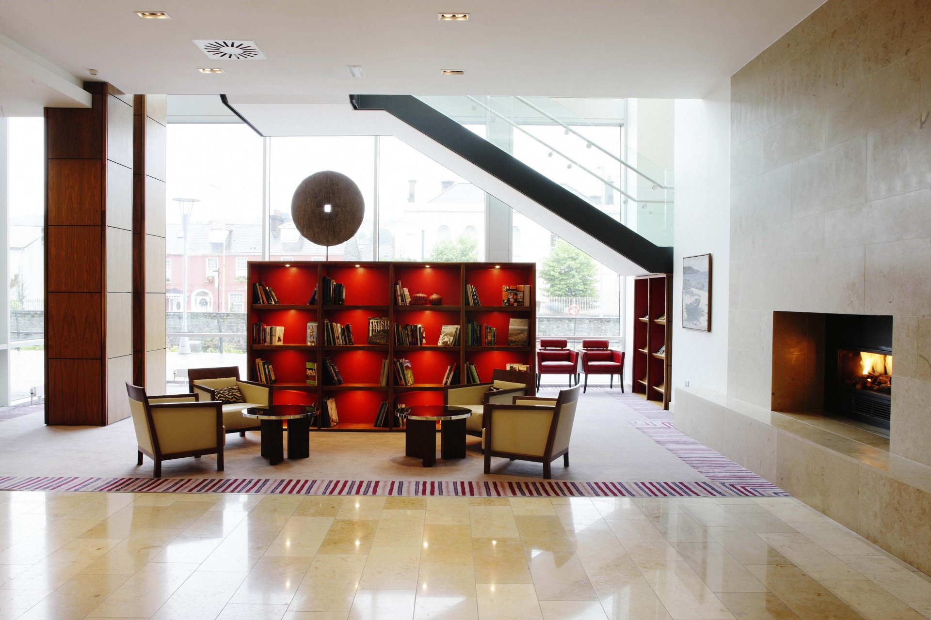 intérieur design style chambre rouge placard fauteuils cheminée escalier fenêtre lumière