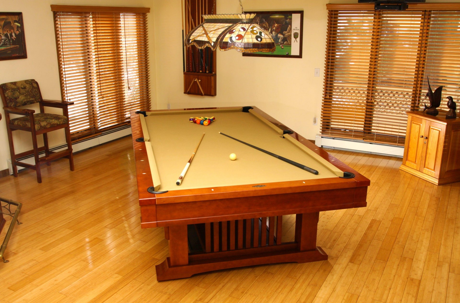 intérieur chambre appartement design style billard jeu table boules bois en bois