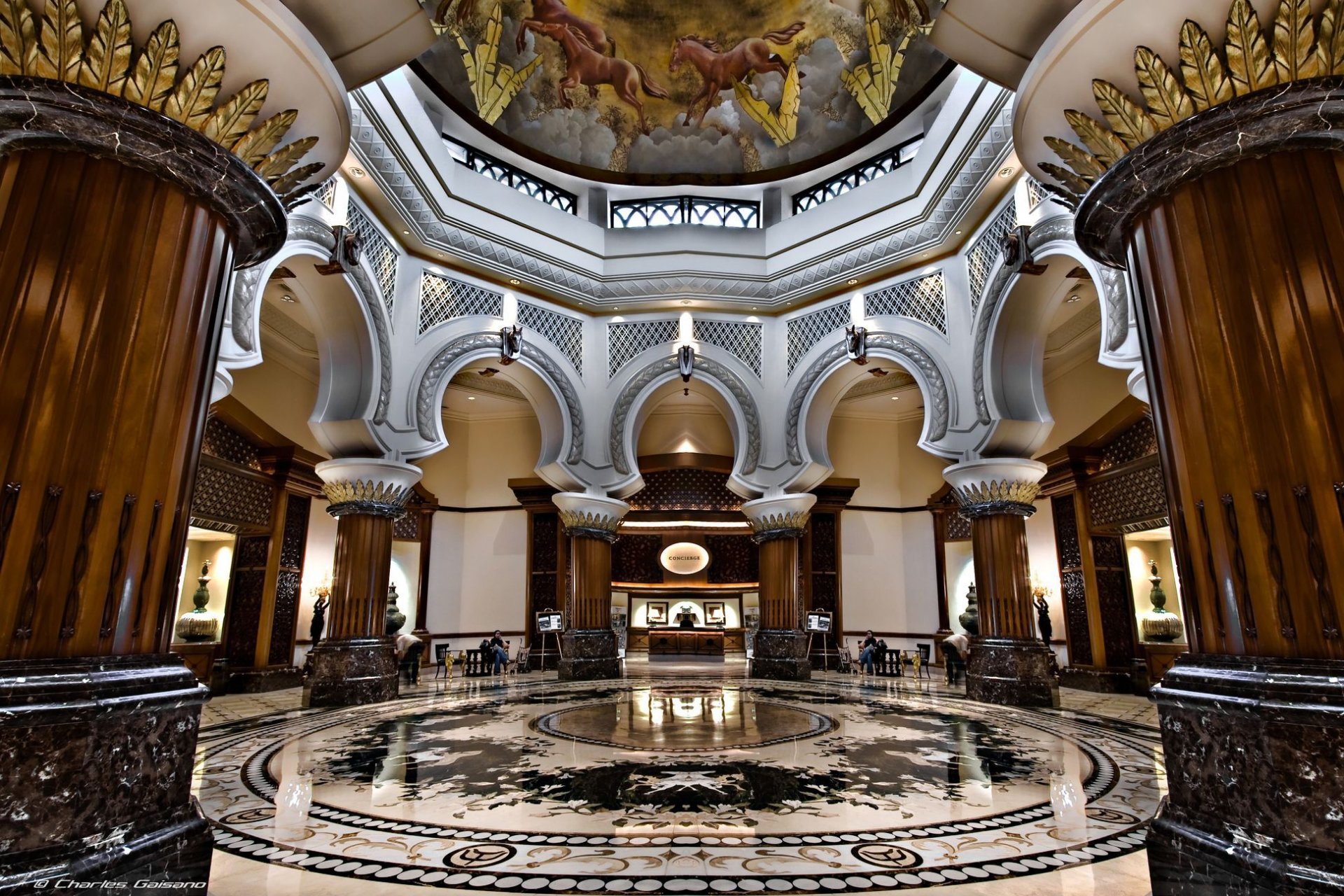 intérieur hôtel colonnes arches marbre peinture murale sur plafond