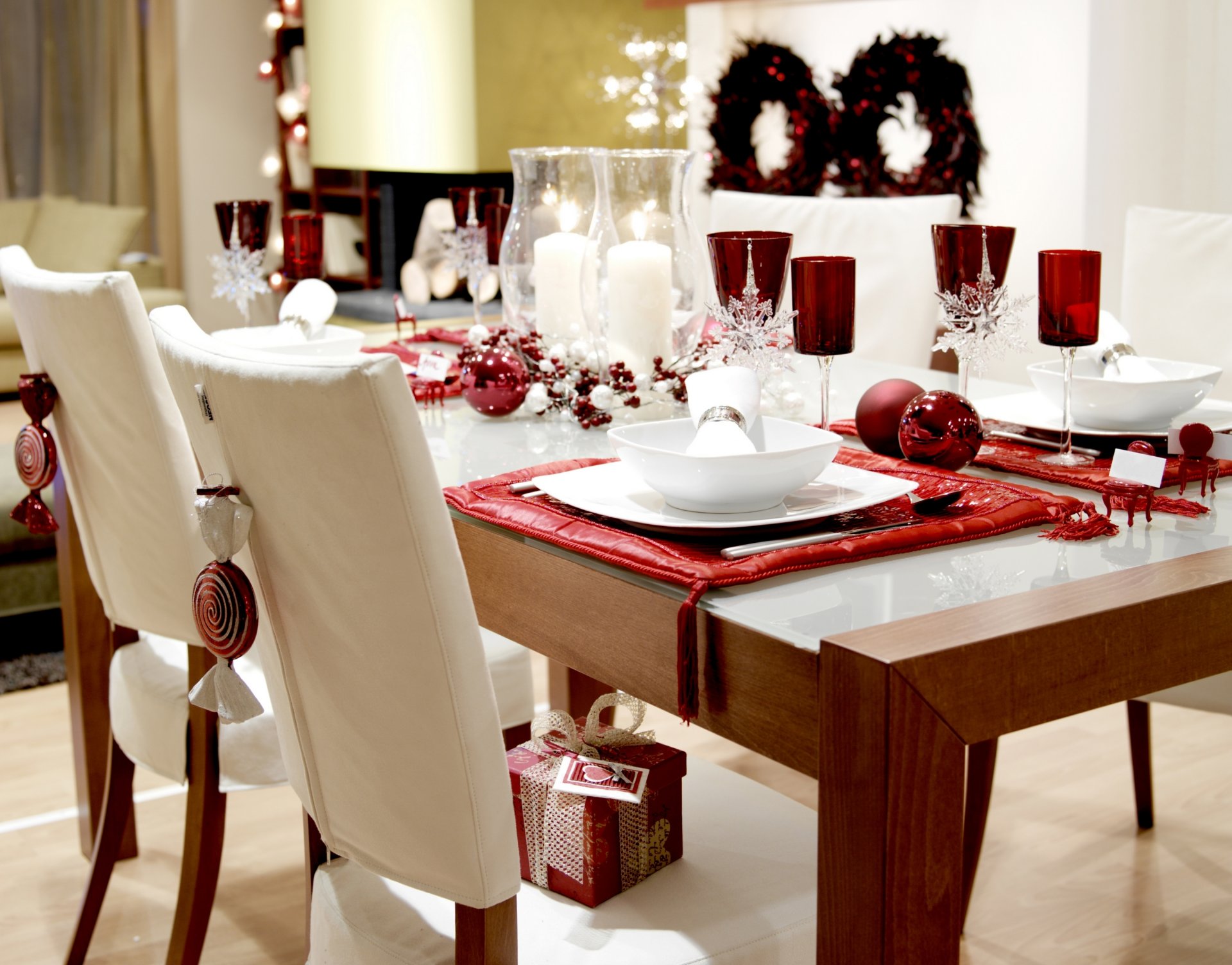 neujahrs- interieur elegant design stil schön weiß-rot dekoration dekoration hintergründe kerzen gläser geschenk bälle schneeflocken zimmer