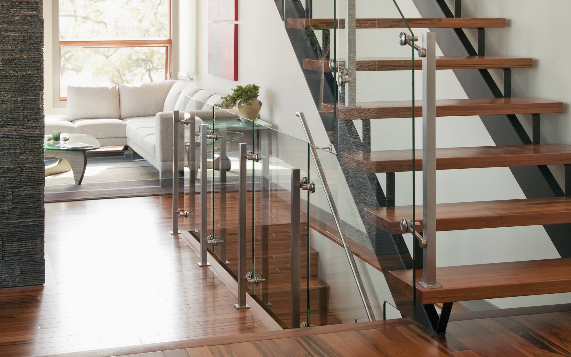 design intérieur chambre escalier bois canapé blanc fenêtre verre