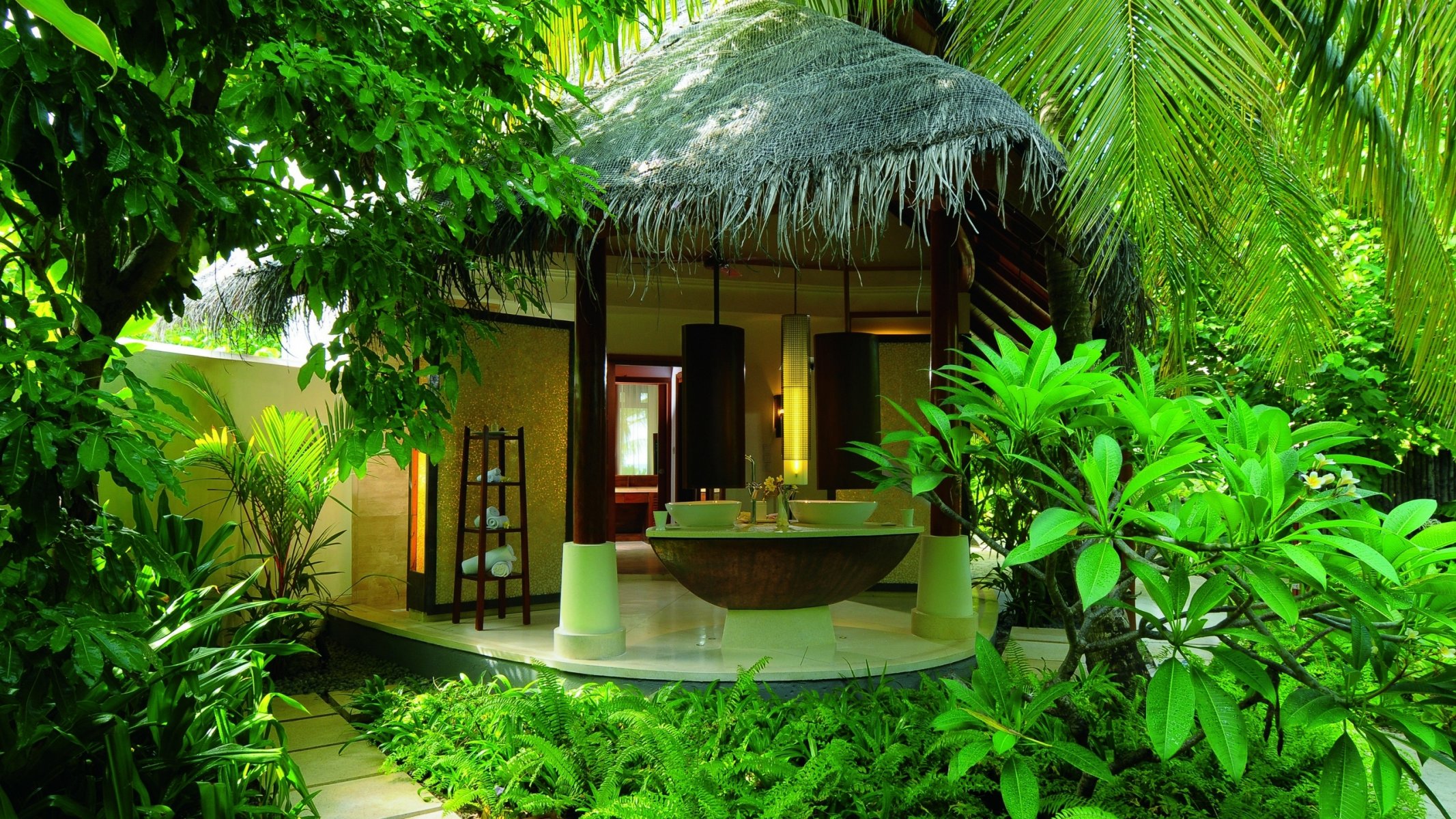 ummer sports spa hotel bungalow palm jungle