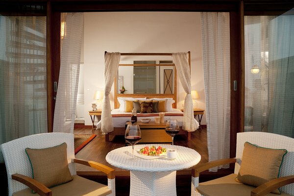 Salle de repos, tournant dans la chambre à coucher, beaux rideaux