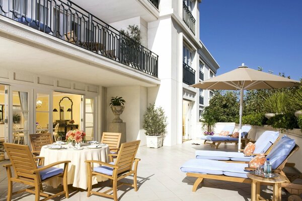 Sommer außen auf der Terrasse mit Liegestühlen