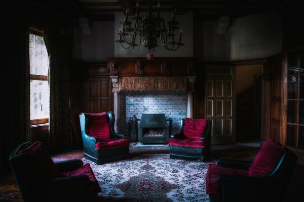 Maison chambre d hôtes avec cheminée fauteuils grand lustre au milieu