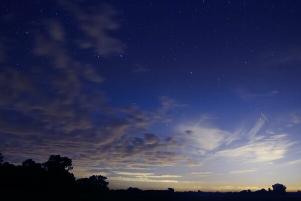 Cielo estrellado en el fondo de la puesta de sol