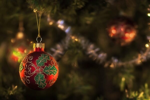 Weihnachtsstimmung. Lametta, Weihnachtsbaum und Weihnachtskugeln