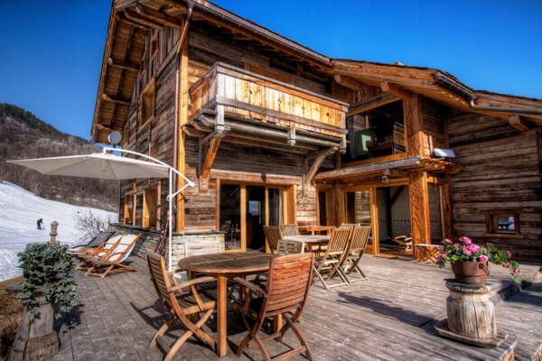 Extérieur maison de vacances en bois dans les montagnes