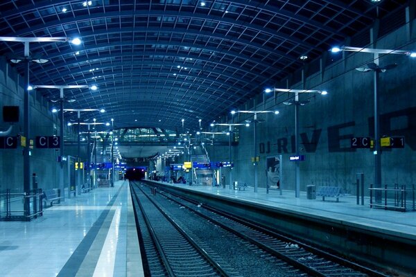 La nuit, les escaliers du métro sont pleins de lumière