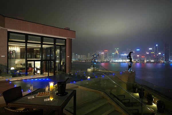 Penthouse élégant dans les lumières de la nuit