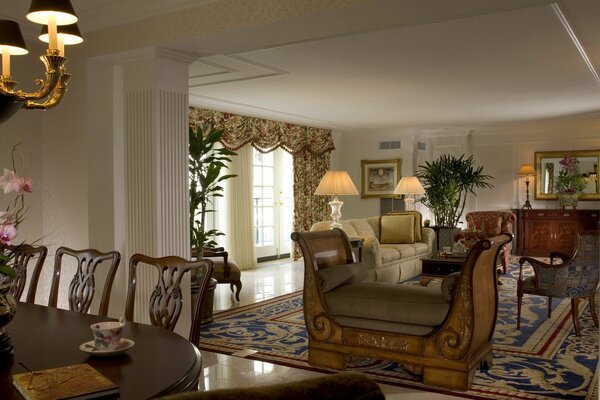 The exquisite look of the living room is decorated with flowers