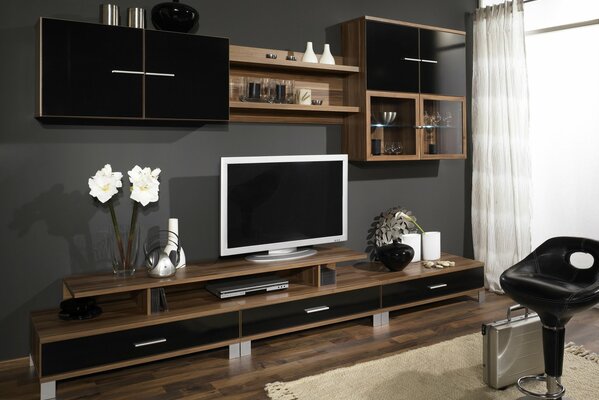 Wand in schwarz-braunem Ton mit Fernseher