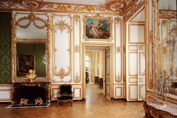 A luxurious hall with a fireplace. rich interior in Versailles style